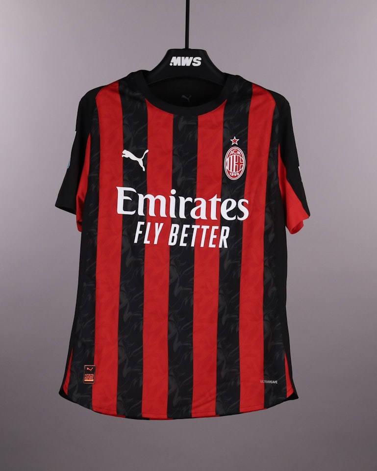 Pervis Estupiñán AC Milan shirt
