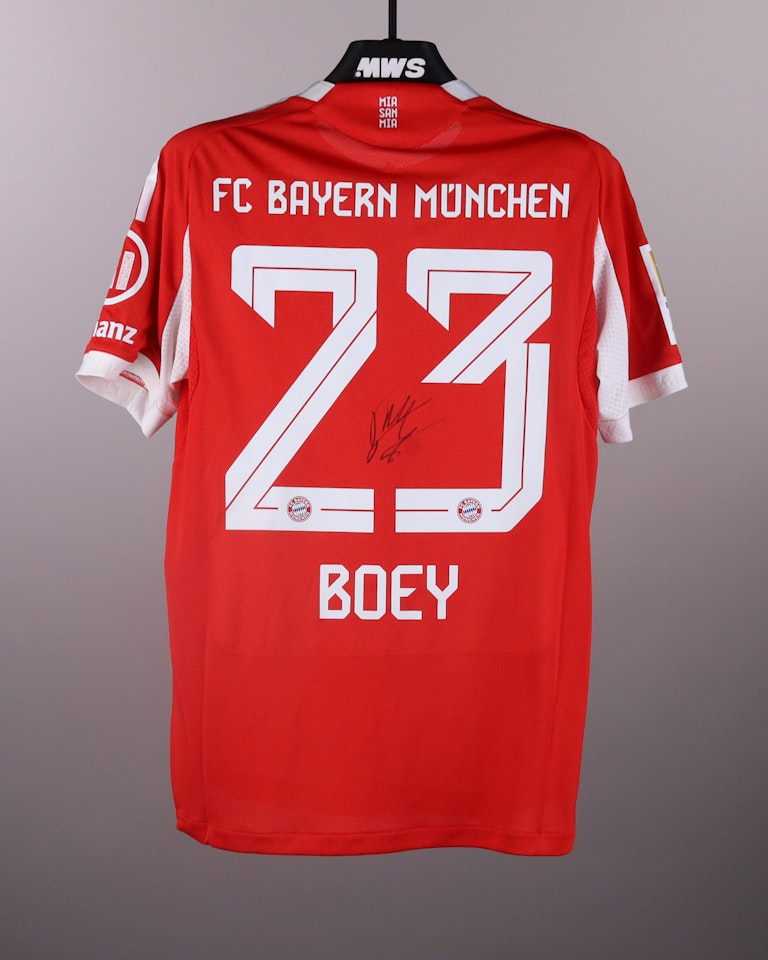 Sacha Boey FC Bayern München shirt