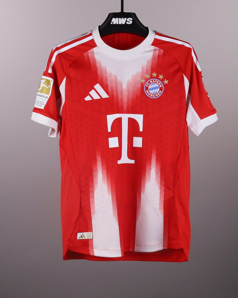 Sacha Boey FC Bayern München shirt