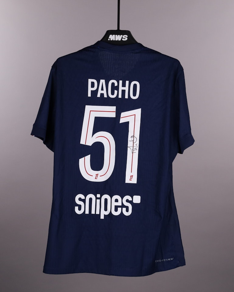 Willian Pacho Paris Saint-Germain のシャツ
