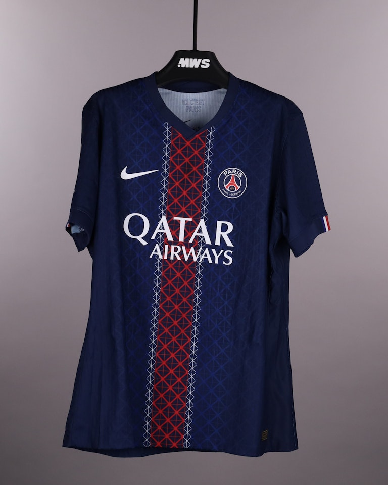Willian Pacho Paris Saint-Germain のシャツ