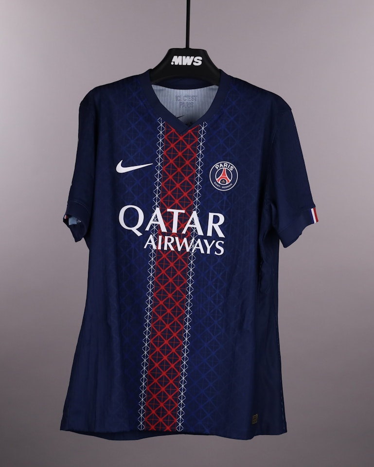 Willian Pacho Paris Saint-Germain のシャツ