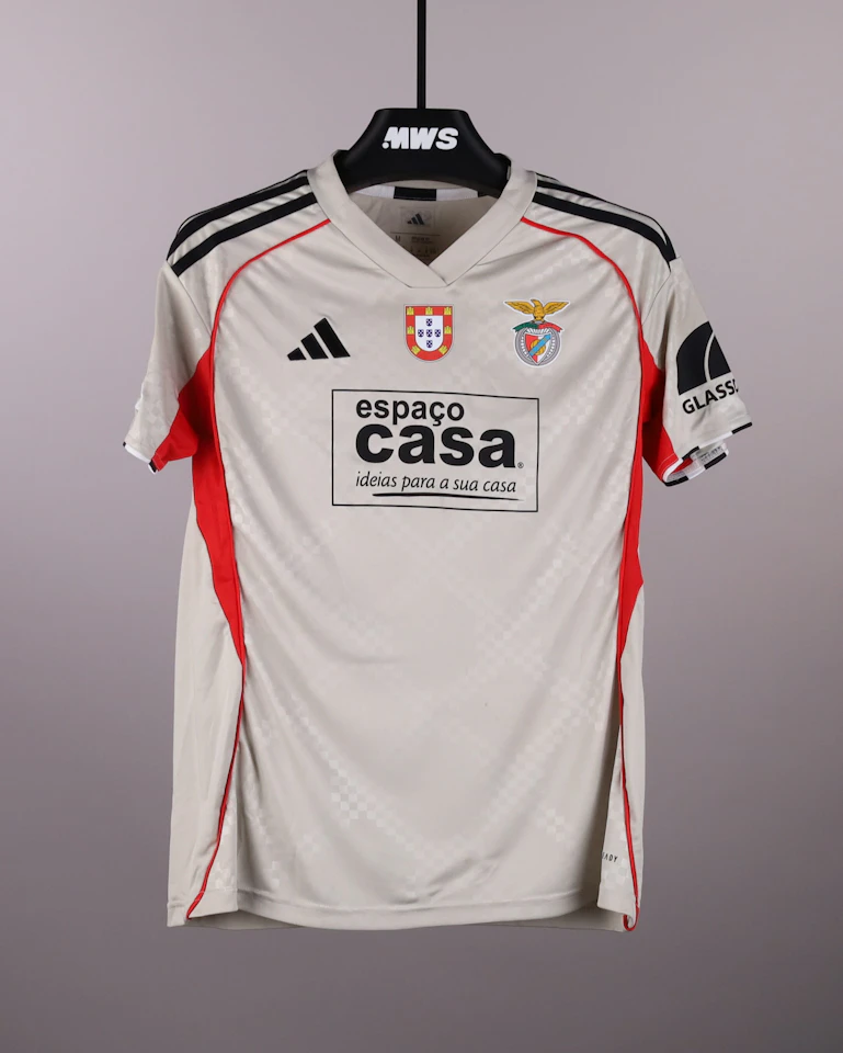 Letícia Almeida SL Benfica W shirt