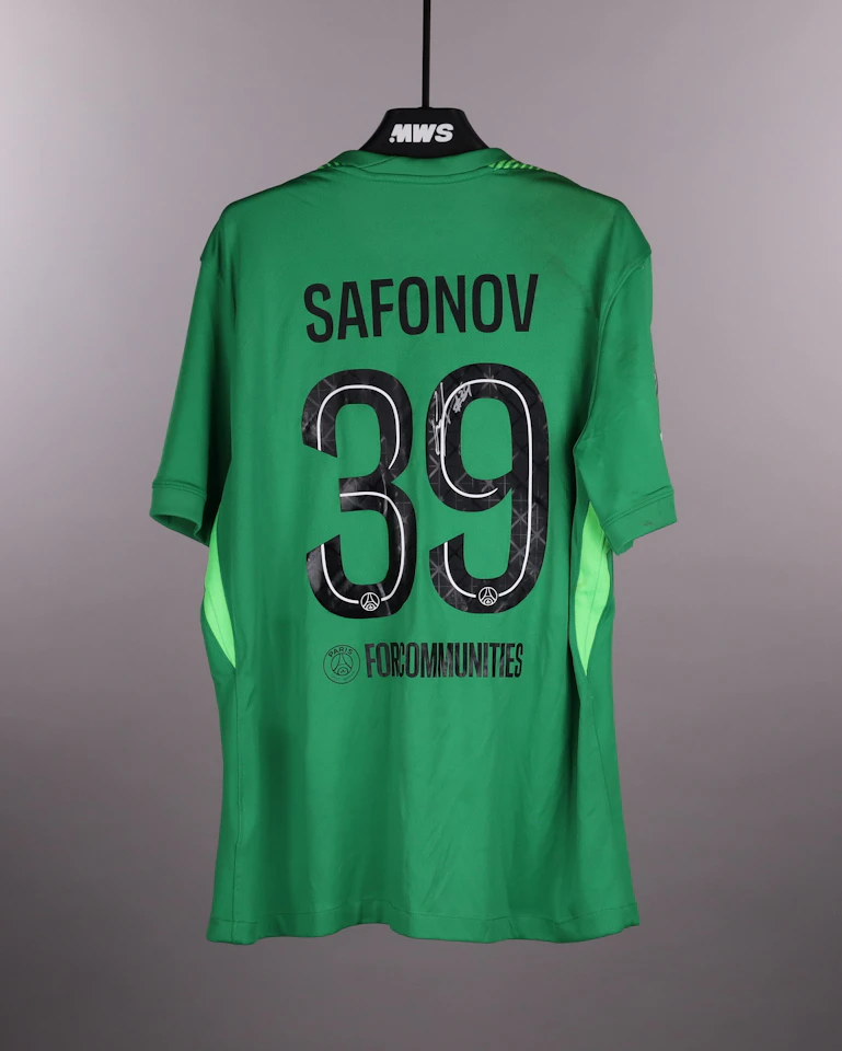 来自Paris Saint-Germain的Matvey Safonov球衣