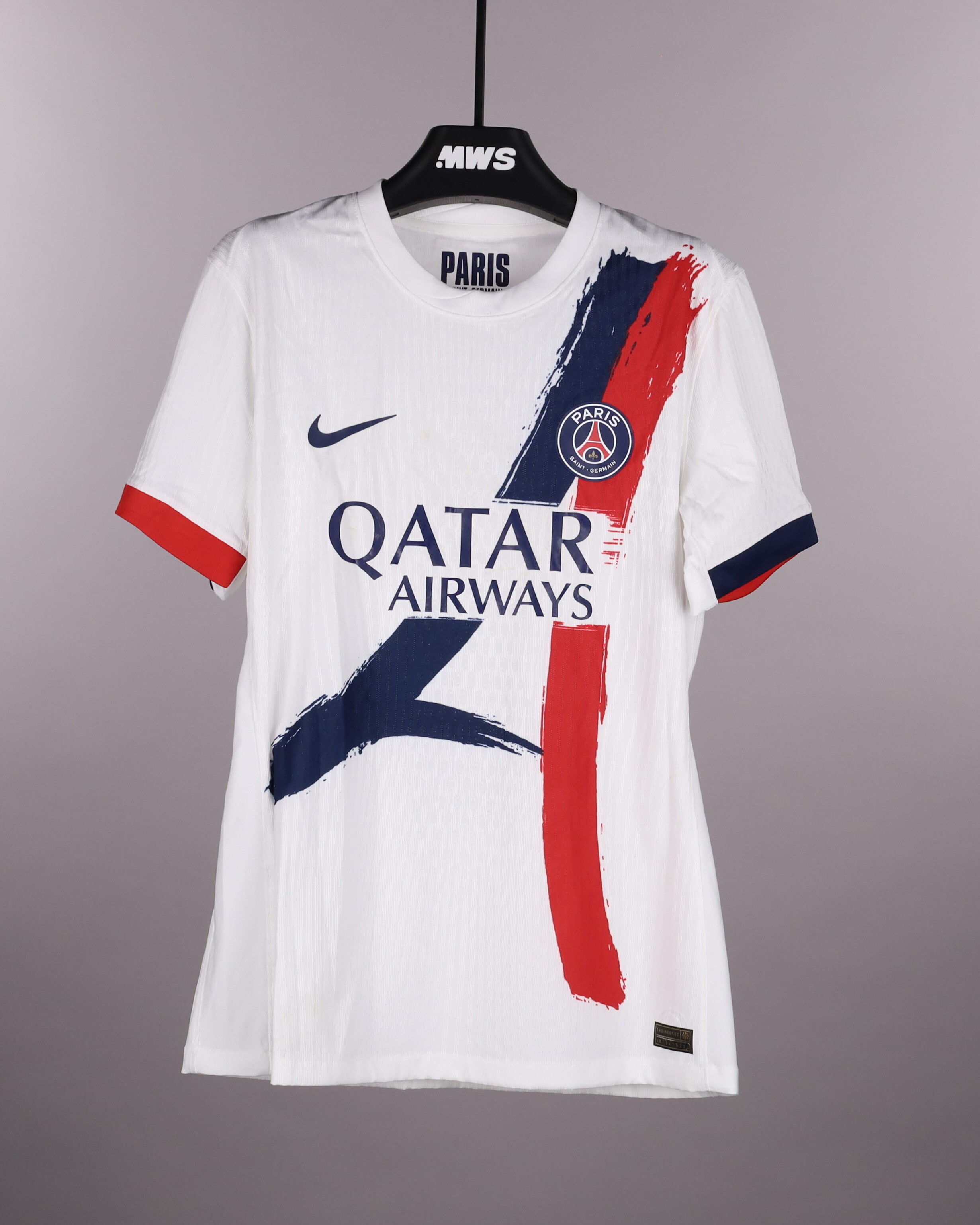Khvicha Kvaratskhelia Paris Saint-Germain shirt