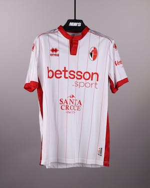 Giulio Maggiore S.S.C. Bari camisa.