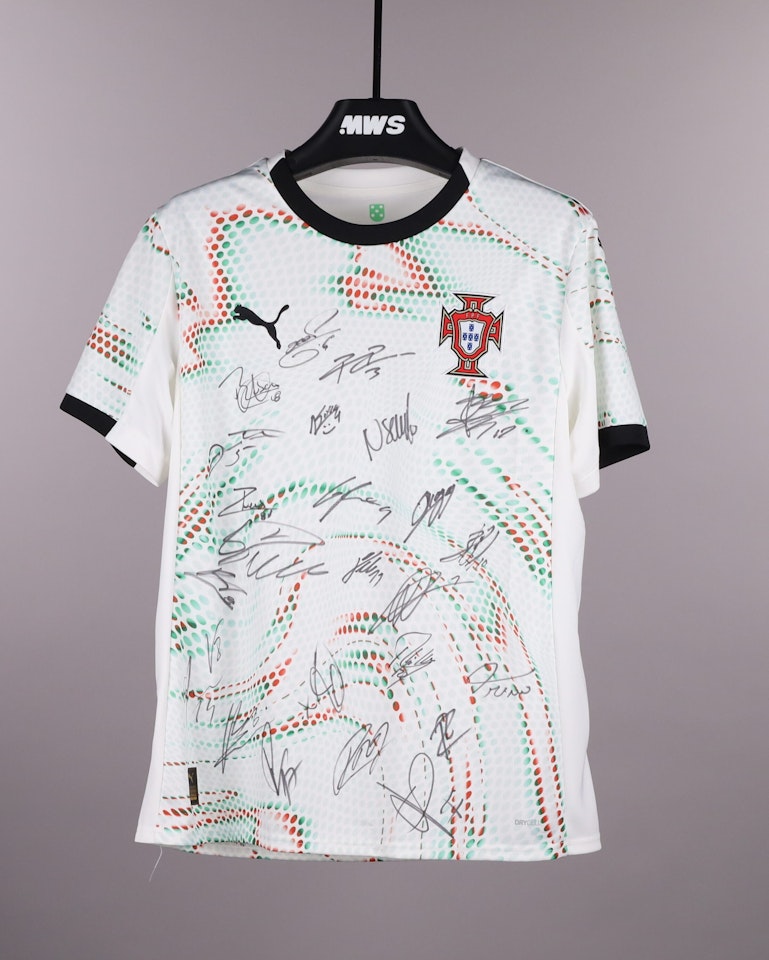 Squad Signed Shirt - 4