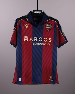 Iván Romero  Levante UD camisa.