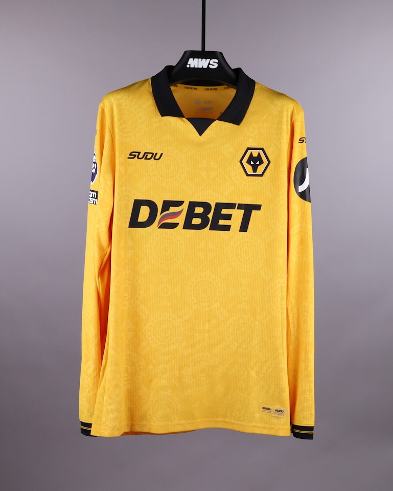 Santiago Bueno Wolverhampton Wanderers のシャツ