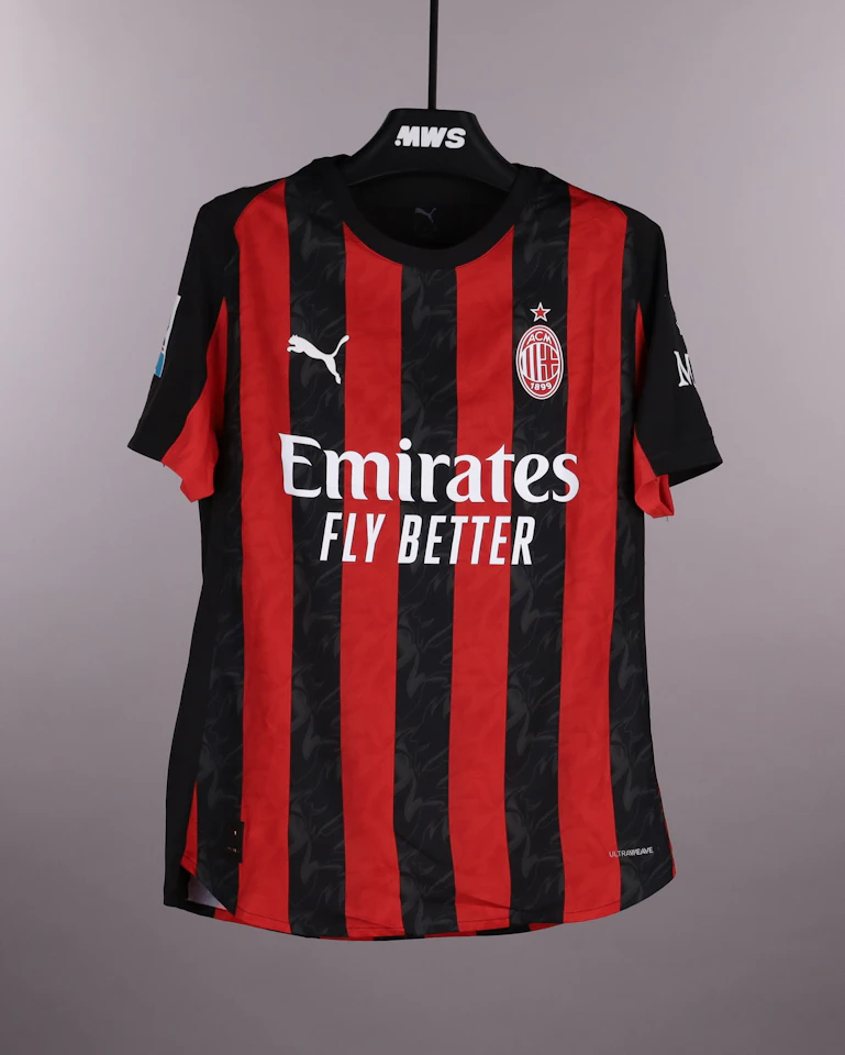 Pervis Estupiñán AC Milan shirt