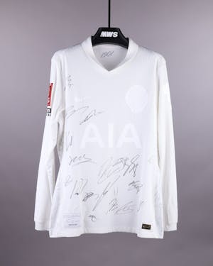 Squad Signed Shirt - 3 Tottenham Hotspur のシャツ