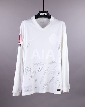 Squad Signed Shirt - 5 Tottenham Hotspur のシャツ