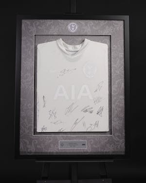 Limited Edition Framed Squad Signed Shirt - 2 Tottenham Hotspur のシャツ