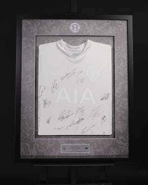 Limited Edition Framed Squad Signed Shirt - 5 Tottenham Hotspur のシャツ