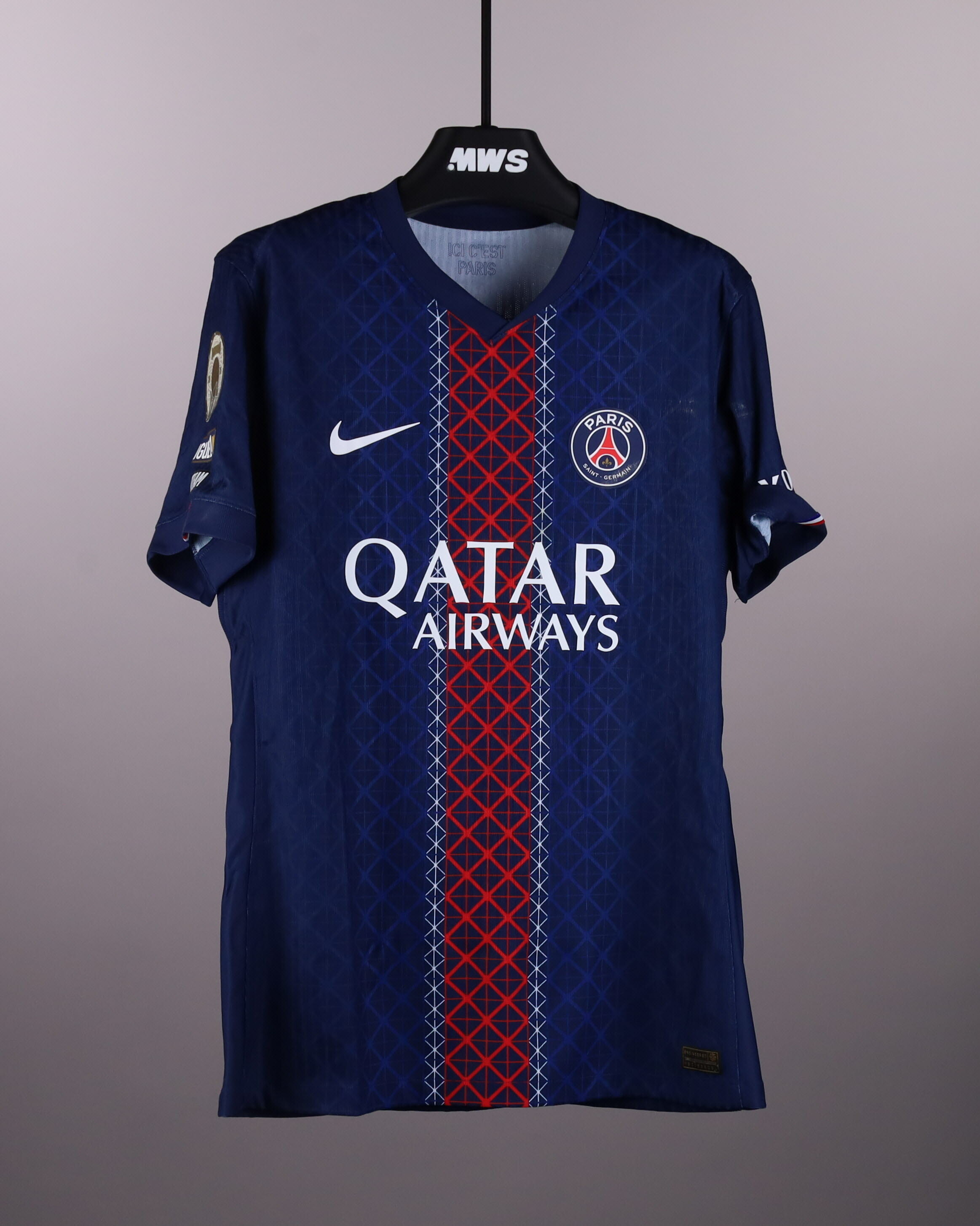 Khvicha Kvaratskhelia Paris Saint-Germain shirt