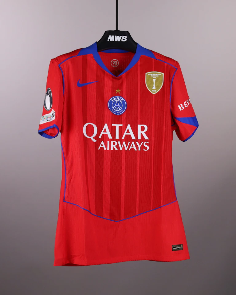 Khvicha Kvaratskhelia Paris Saint-Germain shirt
