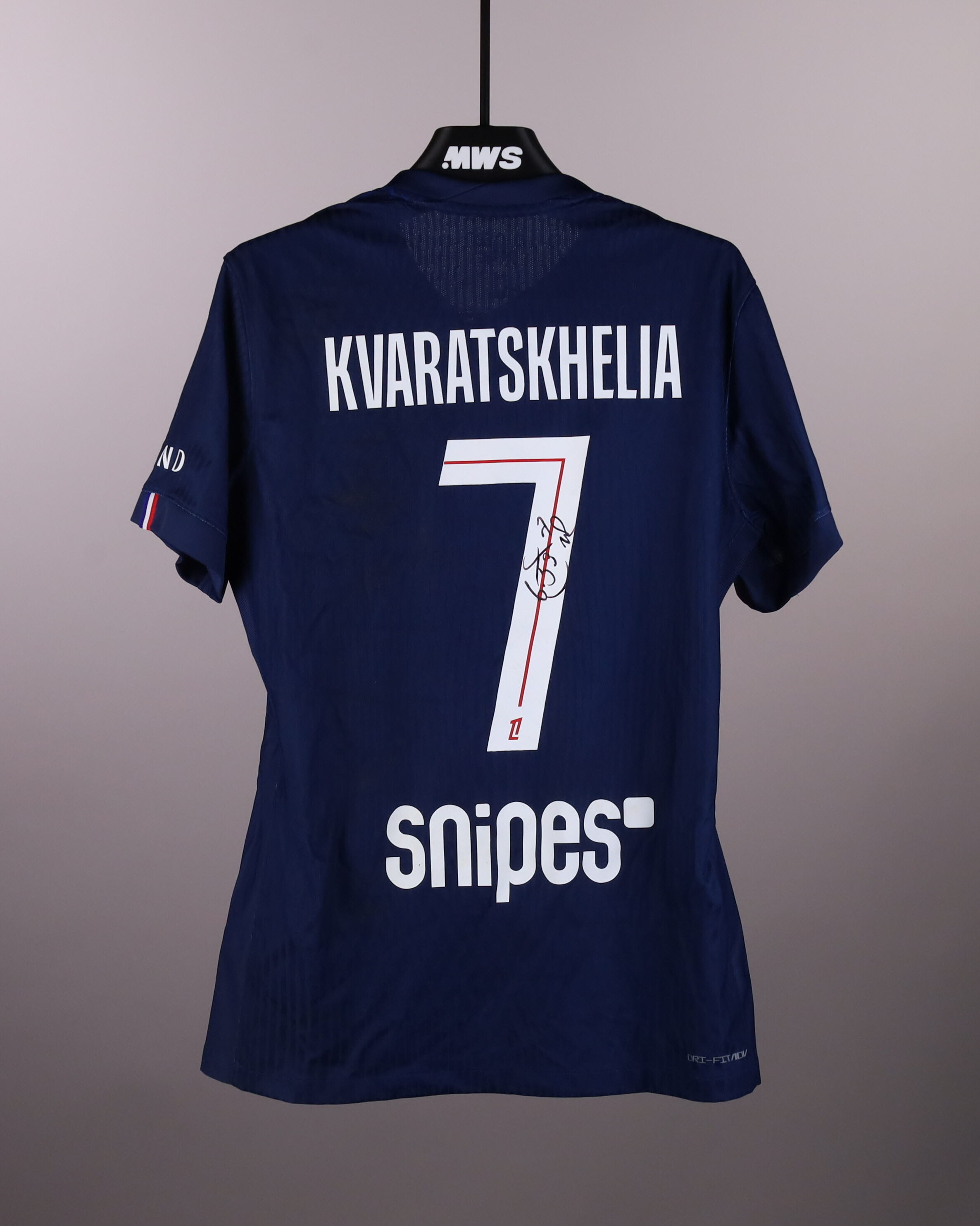 Khvicha Kvaratskhelia Paris Saint-Germain shirt