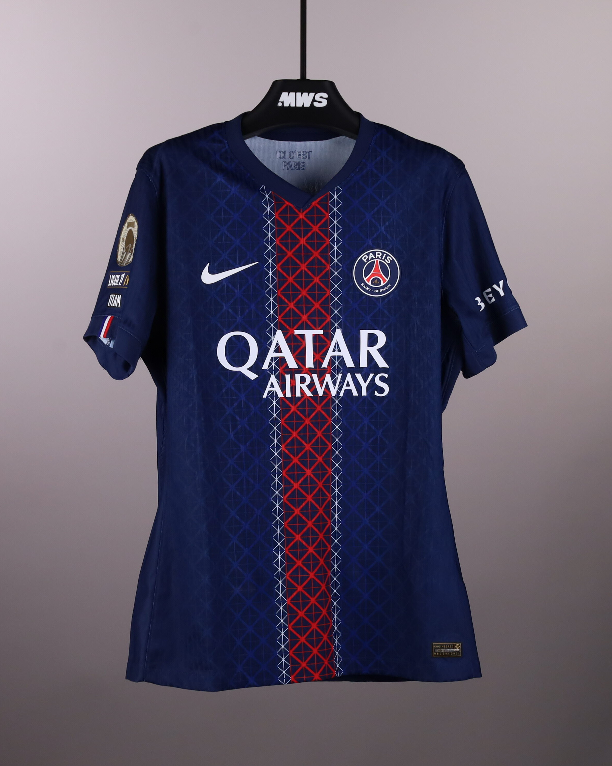 Khvicha Kvaratskhelia Paris Saint-Germain shirt