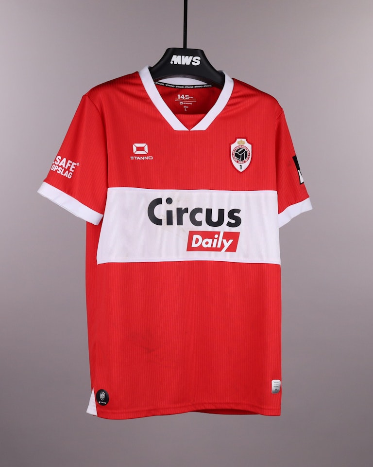 Dennis Praet Royal Antwerp FC shirt