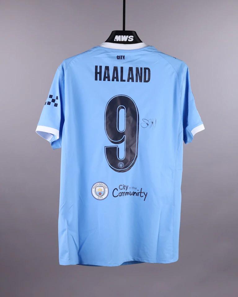 来自Manchester City的Erling Haaland球衣