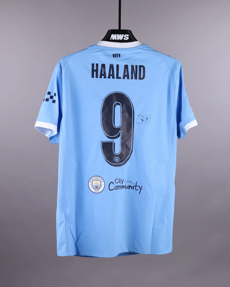 来自Manchester City的Erling Haaland球衣
