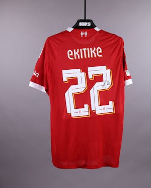 Hugo Ekitike Liverpool のシャツ