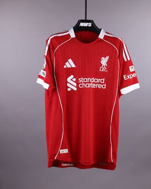 Hugo Ekitike Liverpool のシャツ