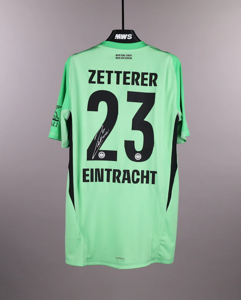 来自Eintracht Frankfurt的Michael Zetterer球衣