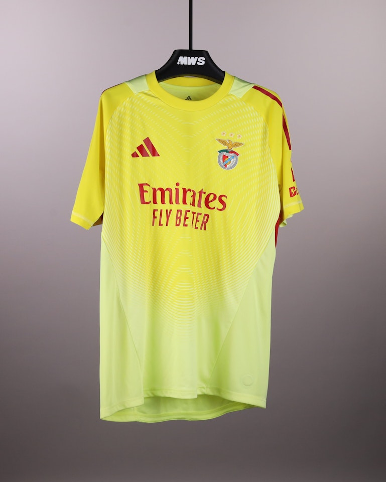 Anatoliy Trubin SL Benfica のシャツ