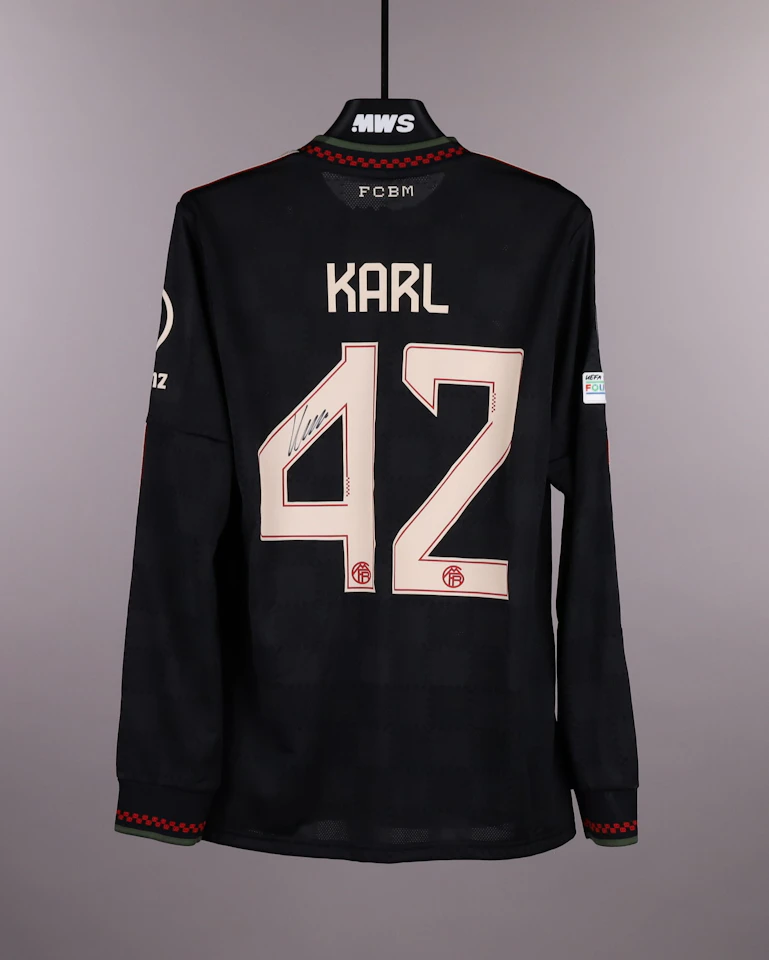 Lennart Karl FC Bayern München のシャツ