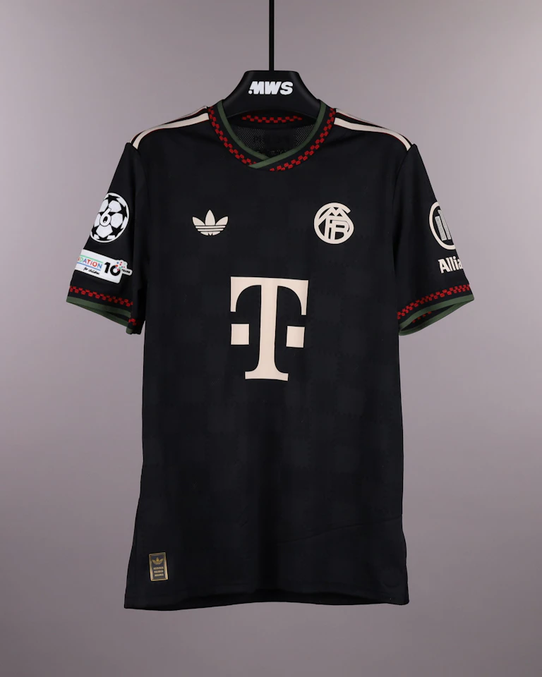 来自FC Bayern München的Luis Díaz球衣