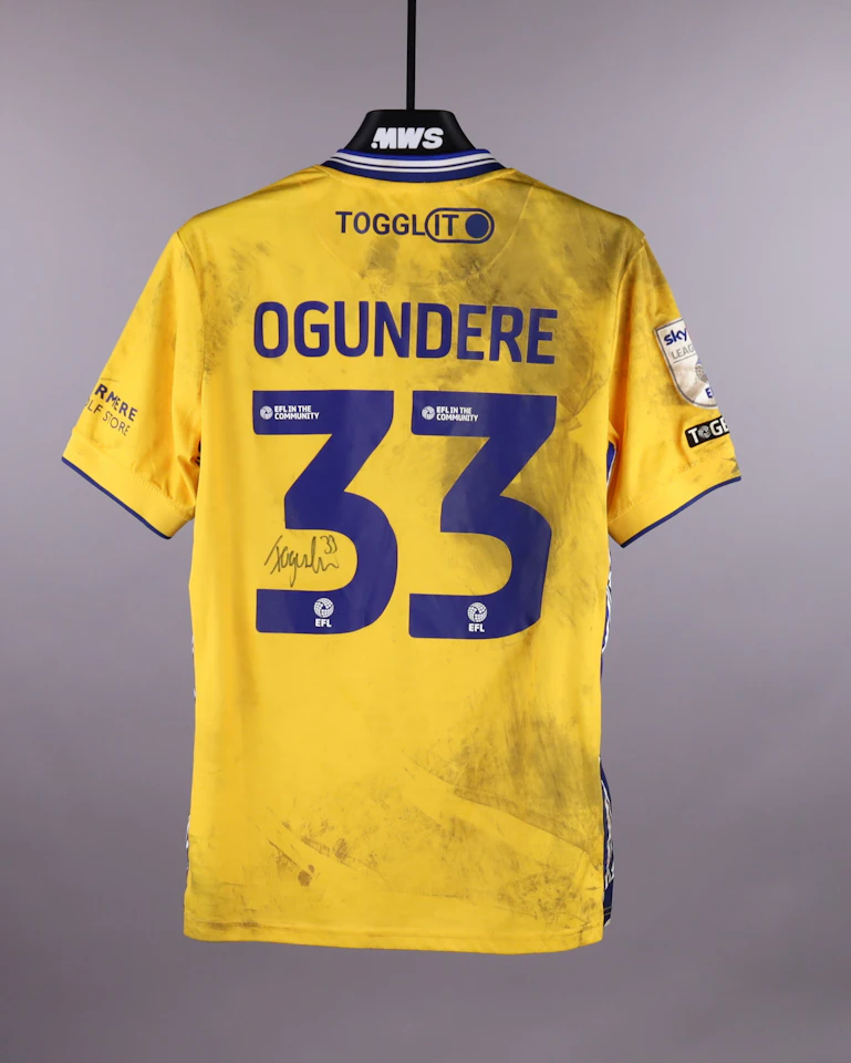 来自AFC Wimbledon的Isaac Ogundere球衣