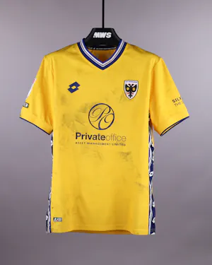 来自AFC Wimbledon的Isaac Ogundere球衣