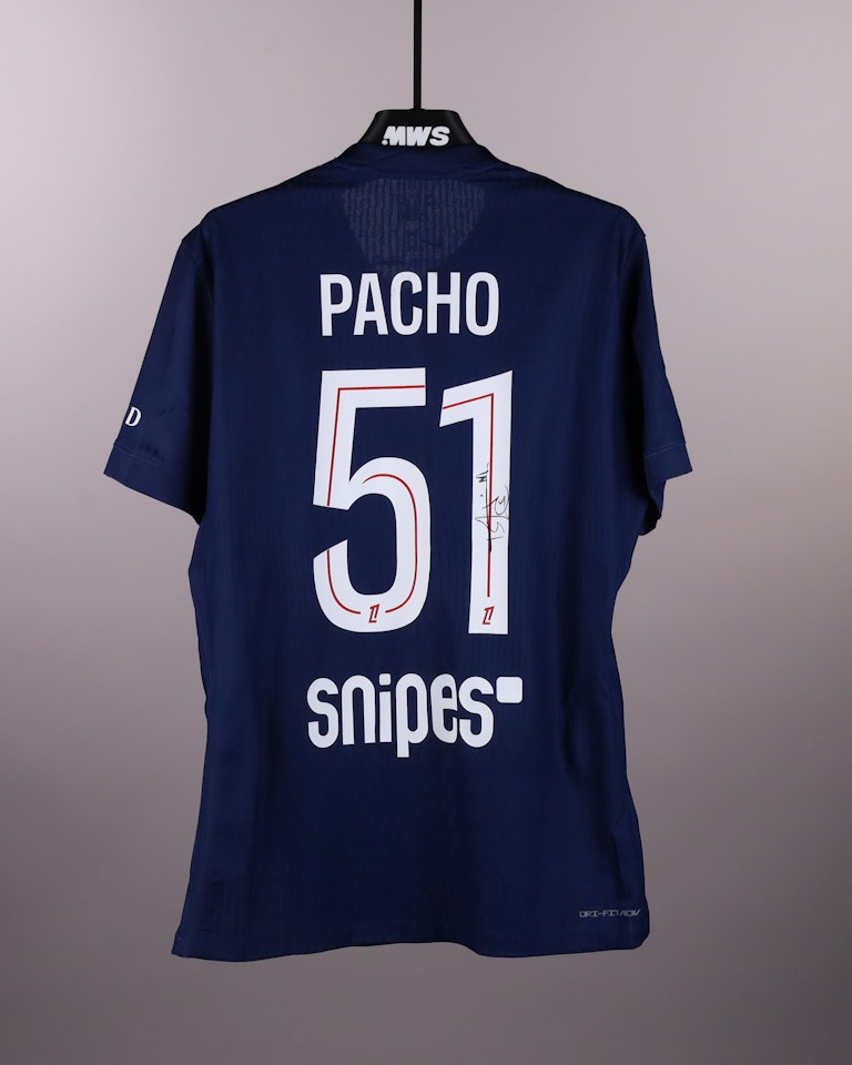 Willian Pacho Paris Saint-Germain のシャツ
