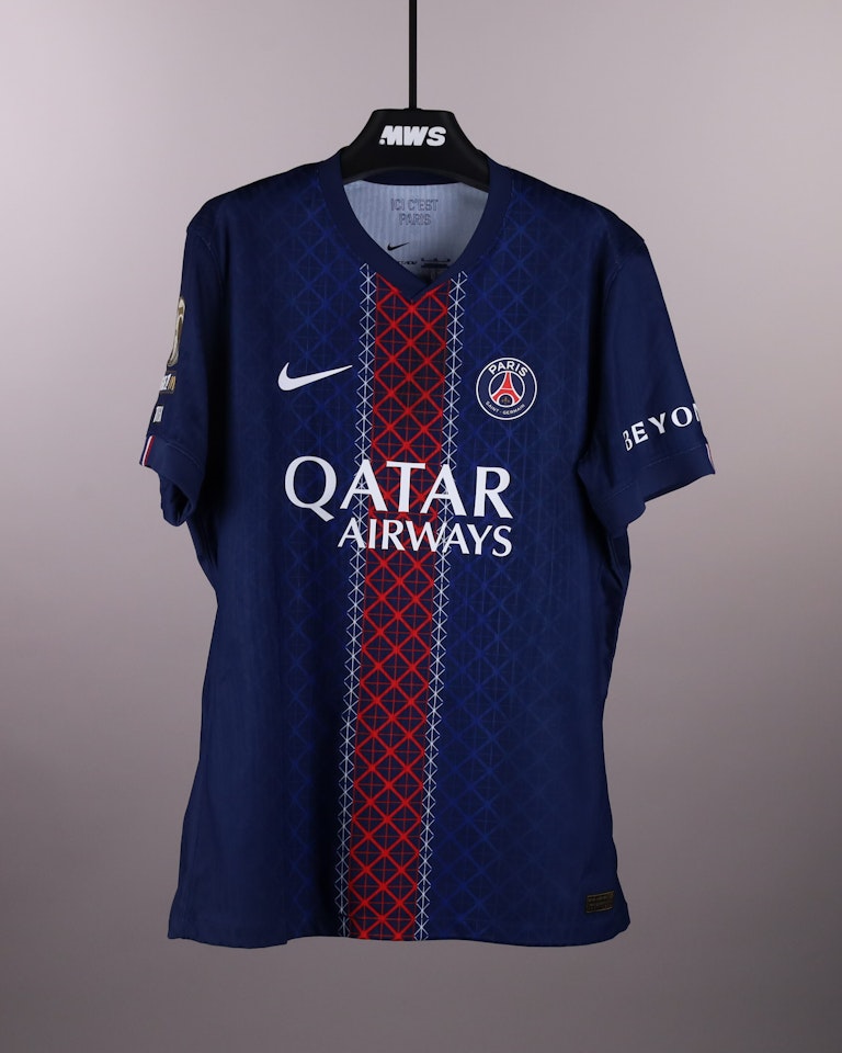 Willian Pacho Paris Saint-Germain のシャツ
