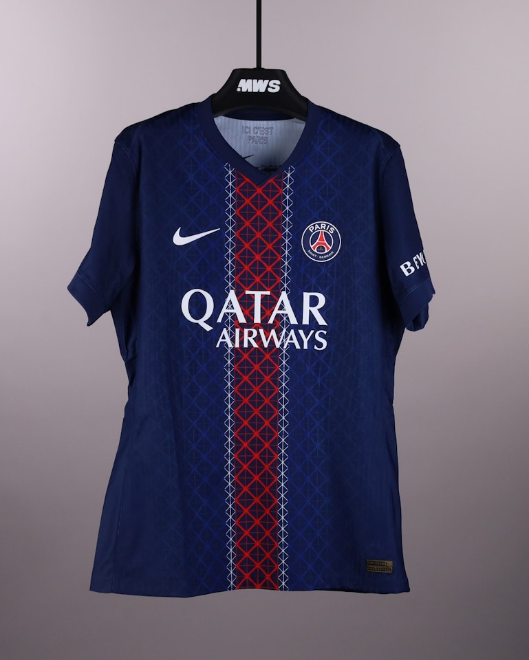 Khvicha Kvaratskhelia Paris Saint-Germain のシャツ