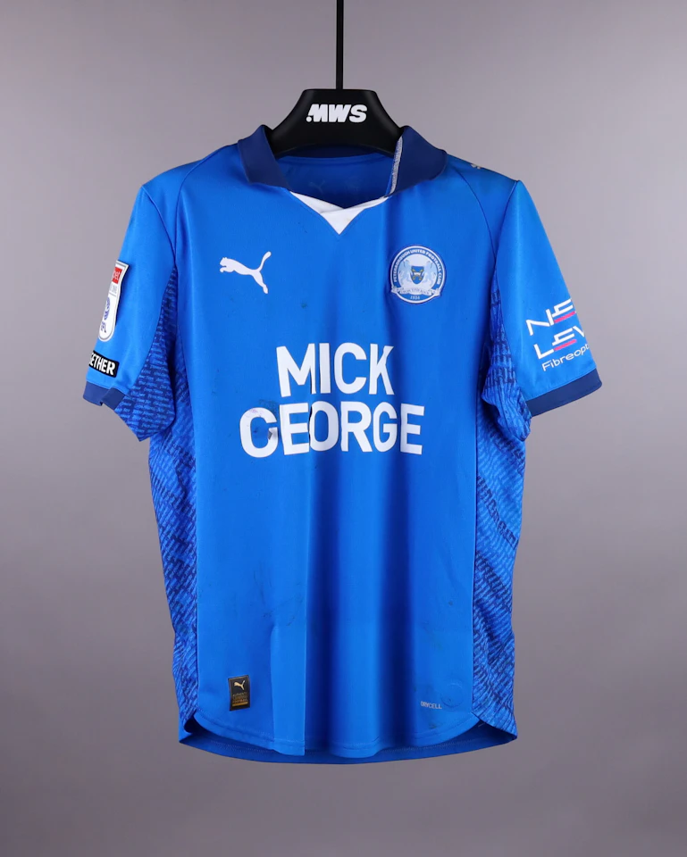 来自Peterborough United的Harry Leonard球衣