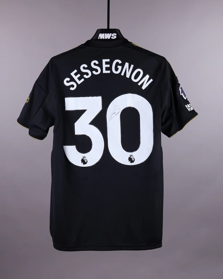 来自Fulham的Ryan Sessegnon球衣