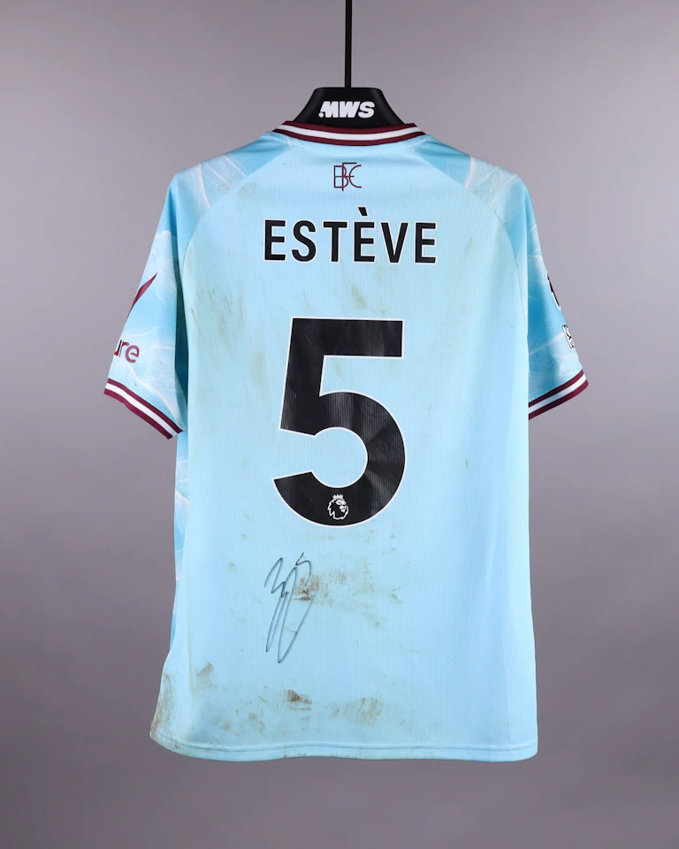 来自Burnley的Maxime Esteve球衣