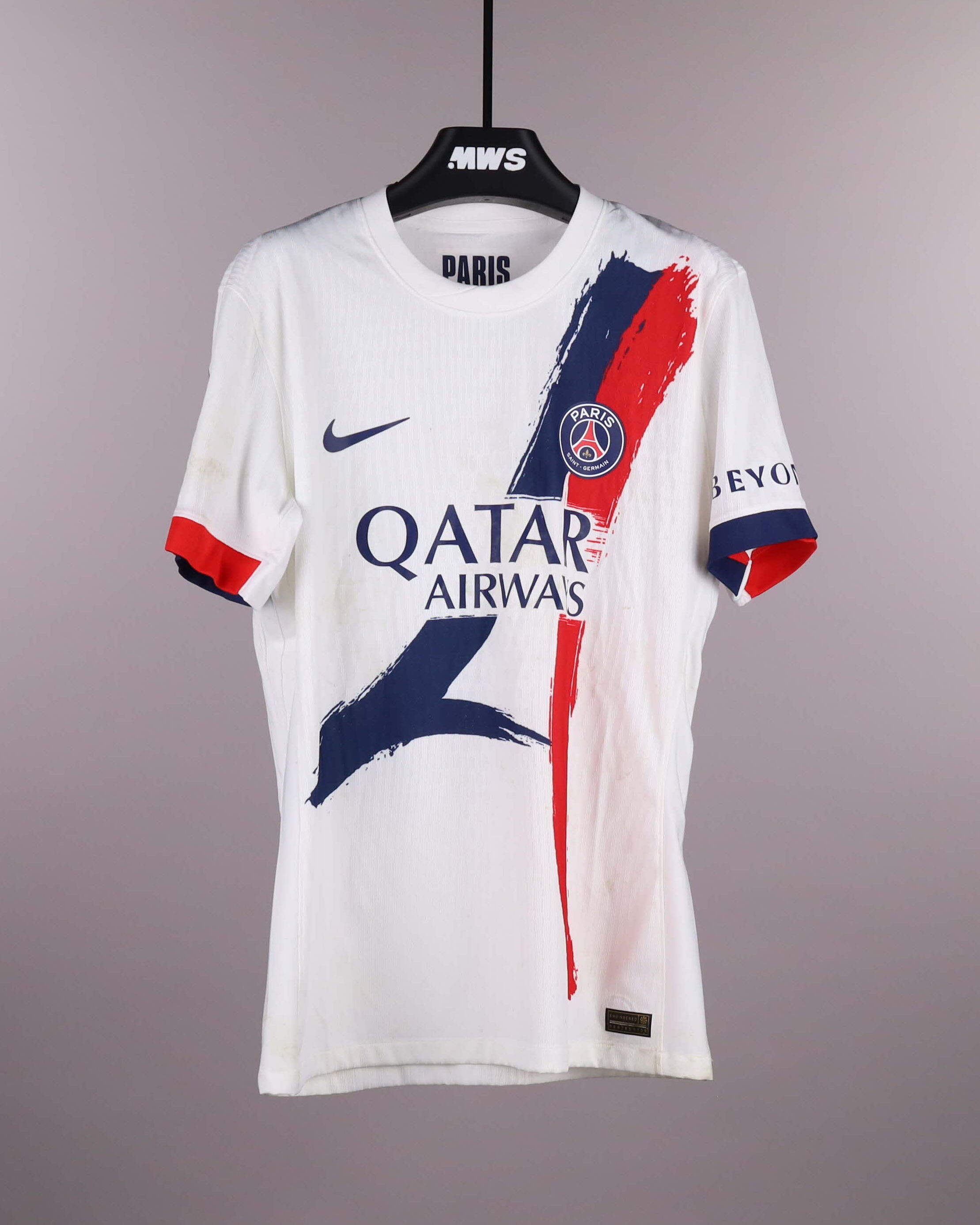 Khvicha Kvaratskhelia Paris Saint-Germain shirt