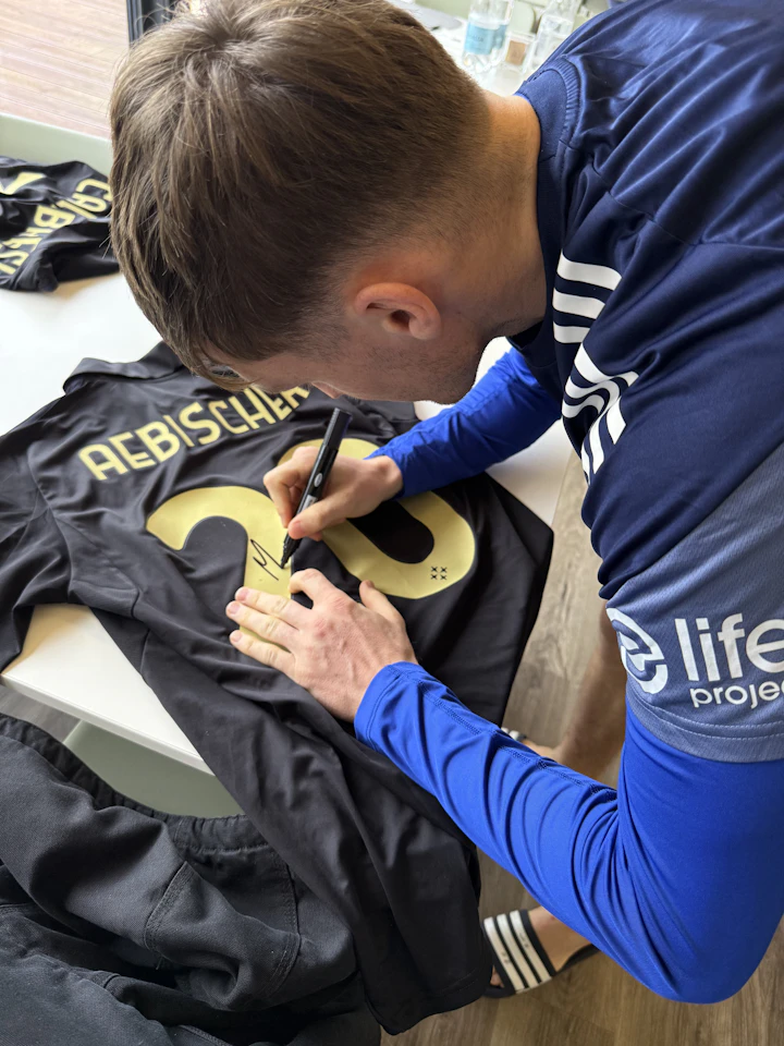 来自Pisa SC的Michel Aebischer球衣