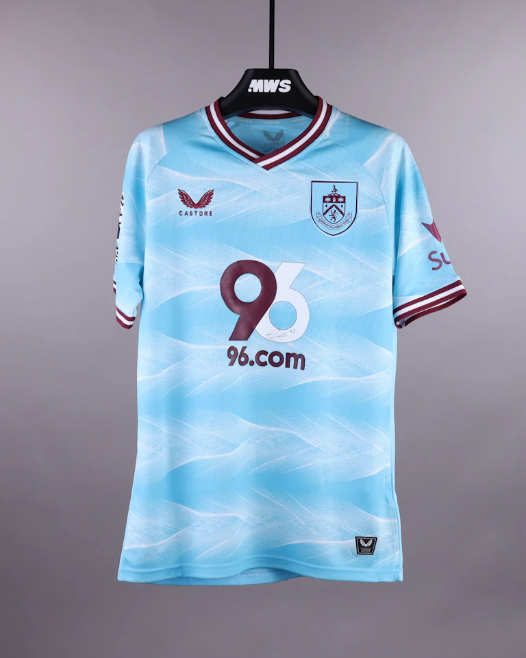 来自Burnley的Loum Tchaouna球衣