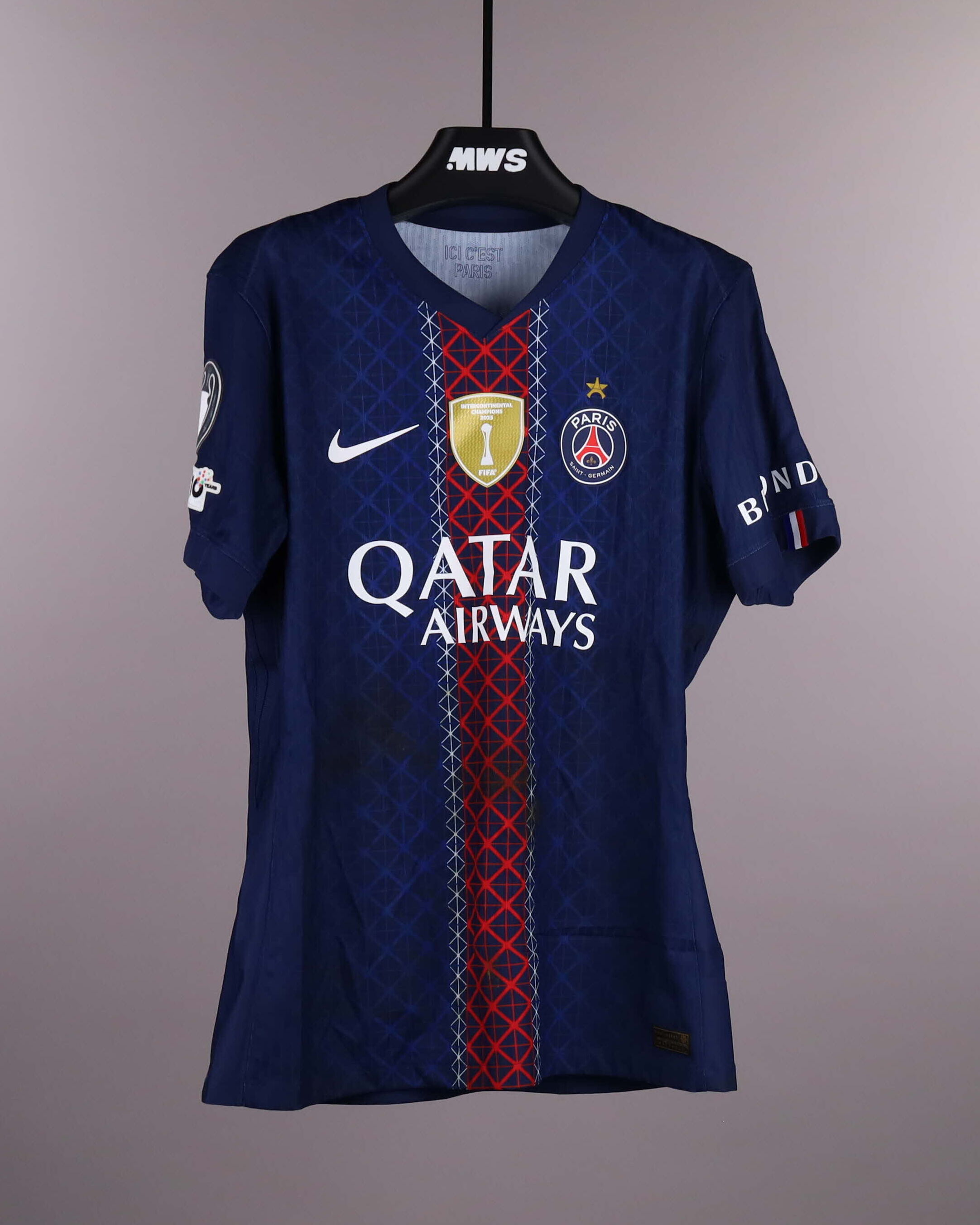 Khvicha Kvaratskhelia Paris Saint-Germain shirt