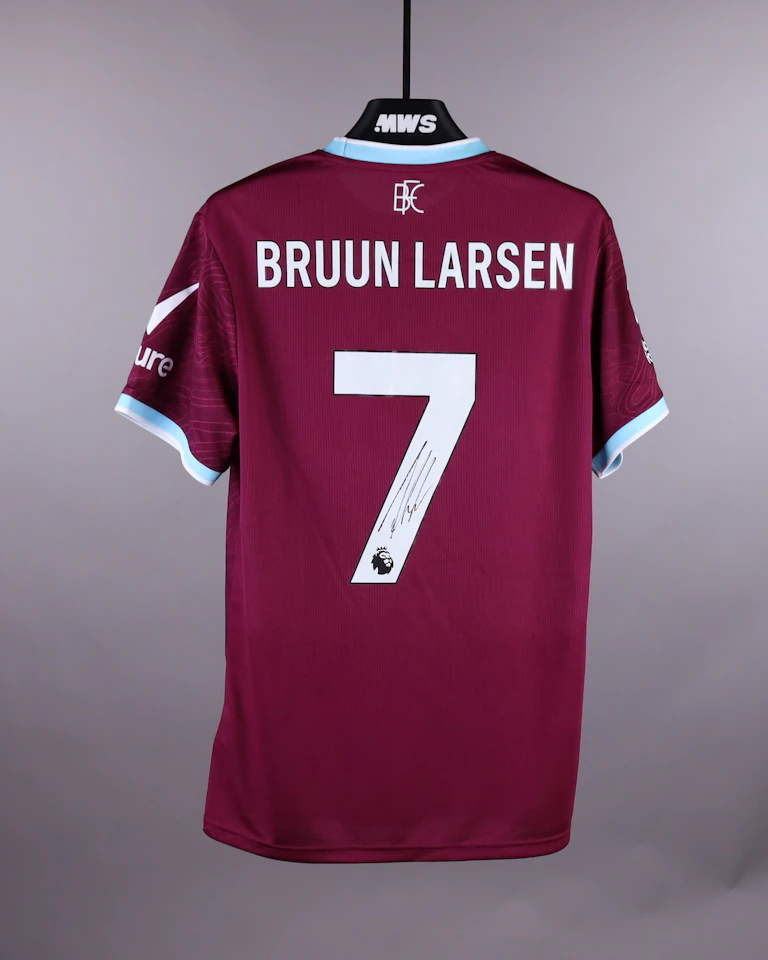 来自Burnley的Jacob Bruun Larsen球衣