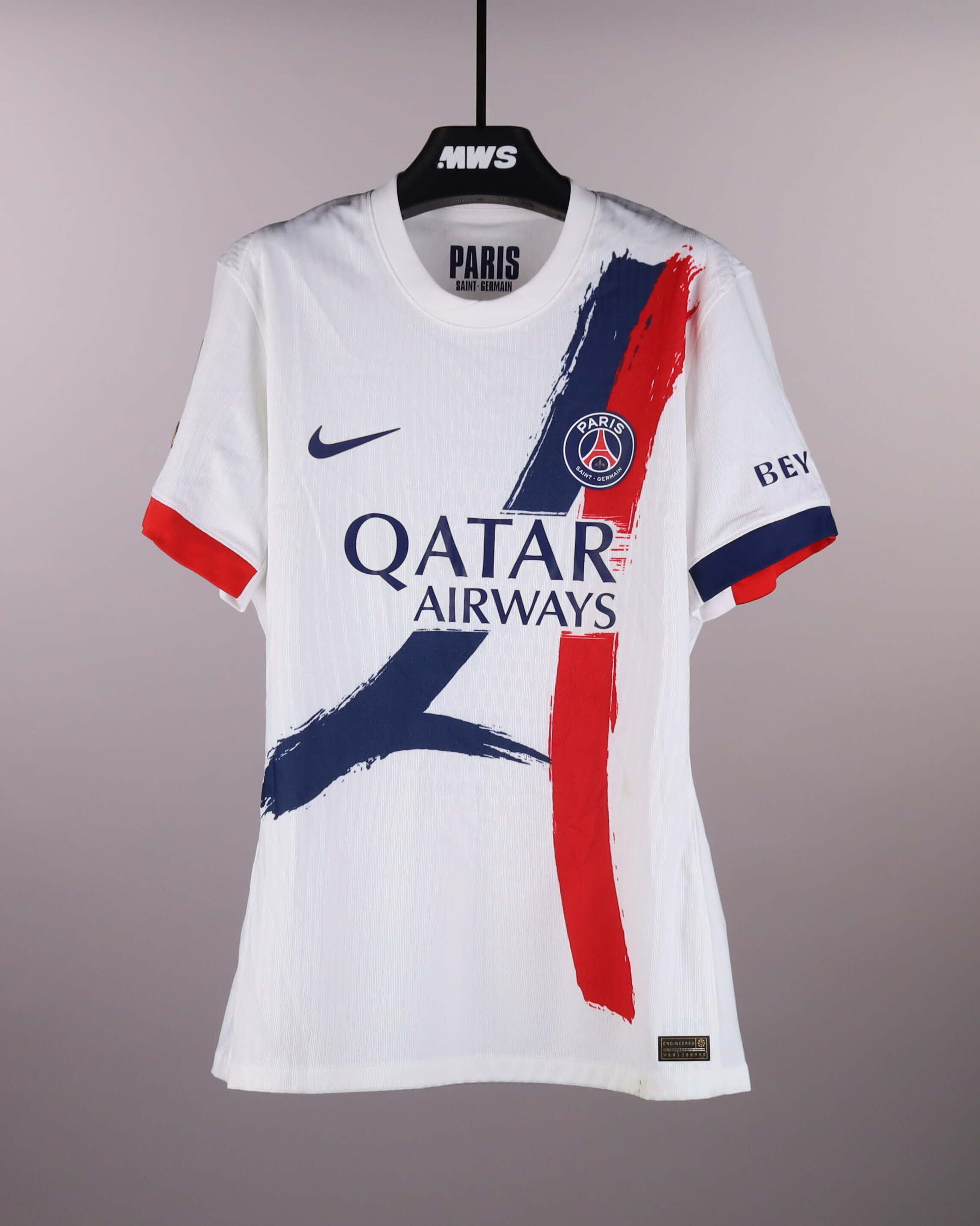 Khvicha Kvaratskhelia Paris Saint-Germain shirt