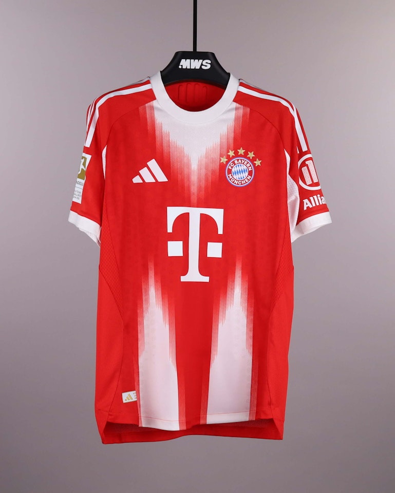 Aleksandar Pavlović FC Bayern München shirt