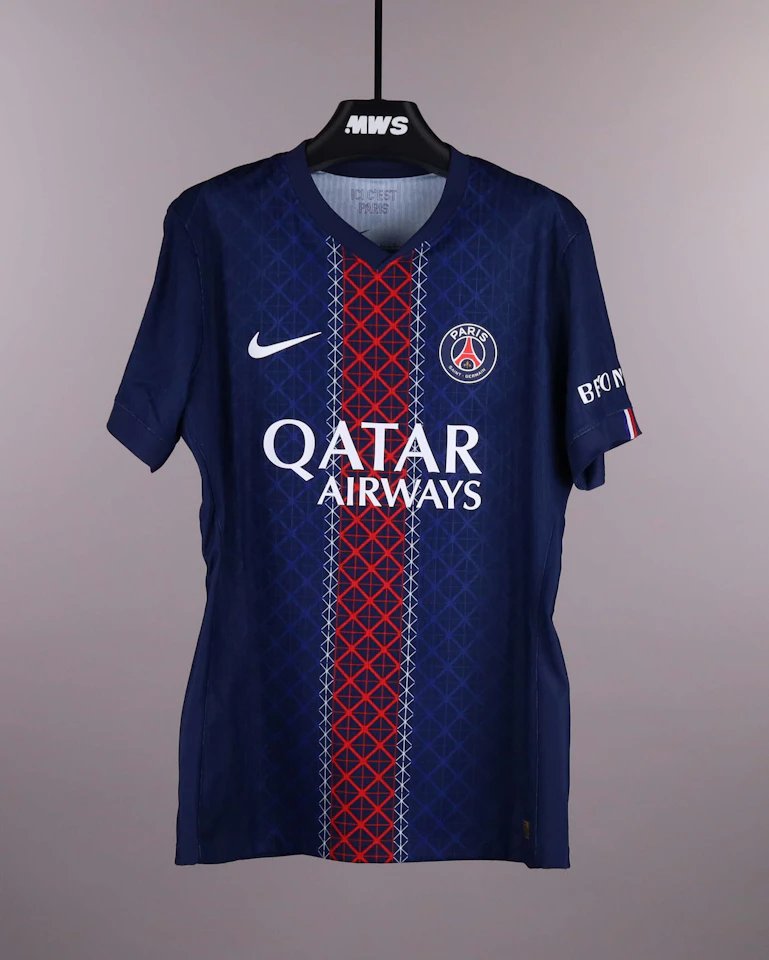 Khvicha Kvaratskhelia Paris Saint-Germain shirt