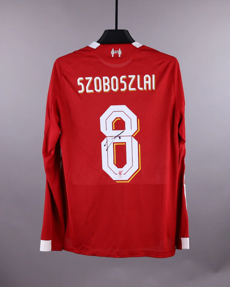 来自Liverpool的Dominik Szoboszlai球衣