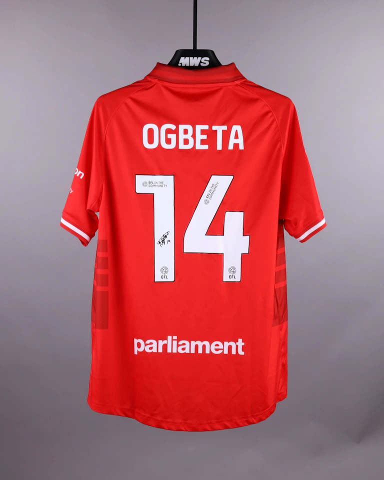 来自Barnsley的Nathanael Ogbeta球衣