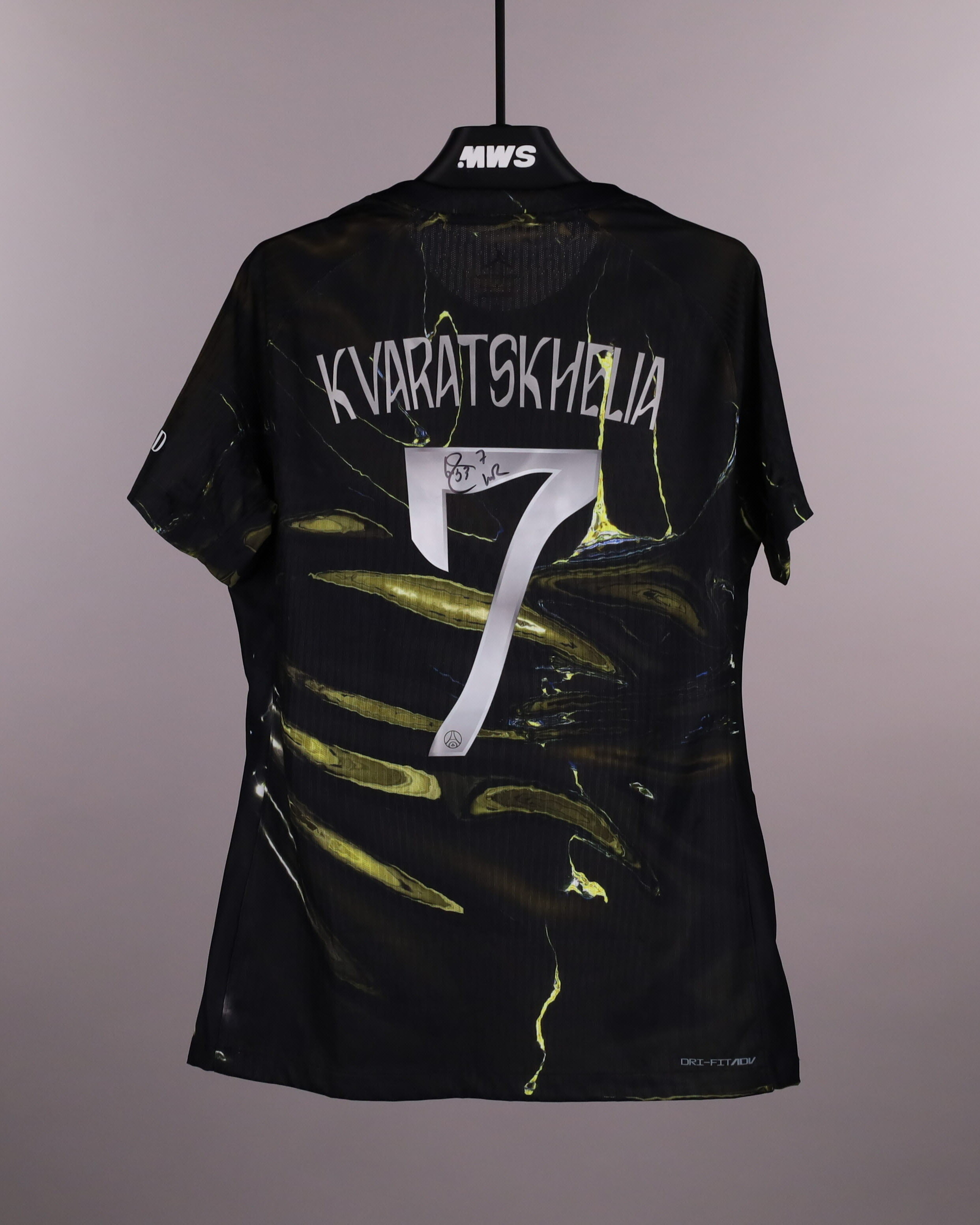 Khvicha Kvaratskhelia Paris Saint-Germain shirt